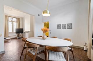 <p>Welcome to your new home! This unique property is situated in the heart of Walem, where tranquility and accessibility go hand in hand. You'll be surrounded by beautiful, green nature reserves, including the beloved "Battenbroek," while enjoying easy access to the city thanks to major access roads and the nearby train station.</p>
<p>Moreover, behind this impressive facade lies a harmonious whole, blending both modern and classic influences. Authentic elements such as beautifully preserved moldings, stained glass, fireplaces, and stylish mosaic and plank floors create a refined ambiance. Upon entering, you're greeted by the entrance hall, which leads to the bright living area with an adjoining kitchen, practically equipped with high-quality appliances and materials. This space also offers a view of the spacious garden – your own little piece of nature, inviting you to relax. On the ground floor, you'll also find a bathroom with a shower/bath and a sink. The upper floors boast no fewer than five bedrooms, two of which offer exceptional added value thanks to their private mezzanines. Finally, the second bathroom, which has been given a trendy look, features a spacious walk-in shower, double sink and toilet – finished with elegant gold accents that immediately evoke a feeling of luxury and comfort.</p>
<p>Technical details: Huge garage + cellar + separate laundry room on the ground floor. Gas-fired central heating via a condensing boiler and electric heating via a heat pump, primarily high-efficiency PVC glazing and/or double glazing in wood, solar panels, and an insulated roof. Electricity is compliant!</p>
<p>Urban planning information and a soil certificate are available. Asbestos-free. The property is not located in a flood risk zone (P and G ratings A). Renovation requirements are not applicable.</p>