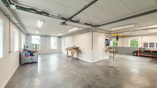 Bij ImmoFusion 7/7 "open huis": klik op onze 3D-TOUR.<br />Ervaar vastgoed alsof je er zelf doorloopt!<br /><br />Bent u op zoek naar een moderne woning met een praktische indeling, met een multifunctionele ruimte die zowel kan dienen als dubbele garage, werkatelier of vrij beroep? Dan is een vrij-beroeper ideaal of wil je gewoon wonen boven je droomhobby.<br /><br />Bij het betreden van de woning komt u terecht in de inkomhal, waar zich de trap bevindt naar zowel de woonverdieping als de nette kelder. Aan de linkerzijde bereikt u de uitzonderlijk ruime, lichtrijke inpandige garage/atelier, dat naadloos overloopt in een 2de even interessante open ruimte ! De ruimte beschikt over 2 sectionale poorten, wat zorgt voor een vlotte toegankelijkheid en de mogelijkheid om deze verdieping optimaal te benutten. Ook bestaat de garagevloer uit gewapend beton en mag deze zwaar belast worden. Op deze verdieping bevindt zich eveneens een apart toilet. Dankzij de doordachte indeling kunt u zich vlot door deze volledige verdieping bewegen, maar ook voor zeer veelzijdige activiteiten gebruiken.<br /><br />Het gelijkvloers beschikt over een gevlinderde vloer, vloerverwarming, trap en kelderluik met takelloopkat en een thermische, inbraakvrije (Hörmann) achterdeur. Tevens is er ook een apart toilet. <br /><br />De volledig geïsoleerde, hoge en droge kelder beschikt over een gevlinderde vloer, een thermische (Hörmann) kelderdeur en rondom voorziene kelderverluchting. Deze ruime kelder is ideaal voor het stockeren van allerhande materialen. <br /><br />Op de eerste verdieping wordt u verwelkomd in een ruime en bijzonder lichtrijke leefruimte. Grote raampartijen zorgen hier voor een aangename lichtinval en creëren een open en warme sfeer. De open keuken sluit perfect aan op de leefruimte, waardoor koken, tafelen en ontspannen mooi in elkaar overvloeien en een gezellige woonomgeving ontstaat.<br /><br />De verdieping is voorzien van vloerverwarming en triple beglazing, ook in de Velux-ramen. Verder zijn er twee ruime slaapkamers en een moderne badkamer met douche en ligbad.<br />Deze unieke woning straalt in haar geheel een moderne uitstraling uit en biedt een aangename combinatie van ruimte, licht en functionaliteit. De uitzonderlijke inrichting vormt een absolute meerwaarde voor wie net iets anders wil in de zeer brede zin van het woord. De extra opslagruimte blijft een groot pluspunt!<br /><br />Pluspunten:<br />- Moderne, energiezuinige woning<br />- Ruime en lichtrijke leefruimte<br />- Zeer onderhoudsvriendelijk<br />- 2 slaapkamers<br />- Multifunctionele ruimte (dubbele garage, werkatelier)<br />- 2 sectionale poorten<br />- Volledig geïsoleerde, droge kelder<br />- Vloerverwarming en -koeling, gelijkvloers en bovenverdieping<br />- LG zonnepanelen 7.500 W<br />- E-peil 21 &amp; warmtepomp<br />- Triple beglazing, inclusief Velux<br />- Regenwaterput 10.000 liter<br />- Centraal stofzuigsysteem<br />- Elektrische schuifpoort<br />- Massief houten binnendeuren<br /><br />Maatregelen opgenomen in het Maatregelenregister: nee<br /><br />Voor een bezichtiging ter plaatse of meer info, bel ons op 078/78.78.70, of kom gewoon vrijblijvend langs op ons kantoor.