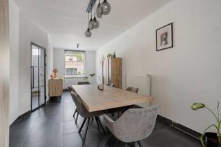 Deze gezellige rijwoning te Sint-Katelijne-Waver heeft 3 tot 4 slaapkamers en werd doorheen de jaren goed onderhouden. <br /><br />De woning bestaat op het gelijkvloers uit een inkomhal met van daaruit de toegang tot de lichtrijke eetplaats, waar bovendien voldoende ruimte is om er een bureau of speelhoek te voorzien. De keuken ligt centraal tussen de eetplaats en de woonkamer. De veranda zorgt voor veel lichtinval en voor een mooie connectie met de tuin. Er is verder ook nog een badkamer met toilet op het gelijkvloers, en een zij-ingang met de mogelijkheid om er fietsen te plaatsen. <br /><br />Op de eerste verdieping zijn er 3 slaapkamers en is er een tweede badkamer. Op de tweede verdieping is er nog de mogelijkheid om er een vierde slaapkamer te voorzien. <br /><br />De woning heeft een gunstige EPC C-label, de elektriciteit is conform gekeurd en de woning werd asbestveilig verklaard. <br /><br />Pandenjagers is een innovatief vastgoedkantoor en kiest bewust voor een unieke en transparante aanpak. Bij ons bestaat de totale aankoopprijs altijd uit twee duidelijke onderdelen: de adviesprijs die bovenaan in de advertentie vermeld staat, plus onze vaste commissie van 10.000 euro incl. BTW. Dankzij deze open prijsstructuur krijgt u als koper vanaf het eerste moment een eerlijke inkijk hoe de totale prijs van het pand tot stand is gekomen. <br /><br />Interesse? Contacteer ons via 015/677.000 of info@pandenjagers.be.