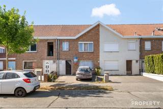 Welkom in de Koningin Astridlaan 46 te Harelbeke, een woning met een solide basis en bijzonder veel potentieel, gelegen in de rustige en aangename Arendswijk. Deze woning is ideaal voor wie op zoek is naar een betaalbare eigendom die naar eigen smaak verder opgefrist of gerenoveerd kan worden.De woning beschikt over 3 slaapkamers en biedt een praktische indeling met voldoende mogelijkheden voor wie comfortabel wil wonen, investeren of stap voor stap wil renoveren. Dankzij de conforme elektriciteit is alvast een belangrijke technische troef aanwezig. Met een EPC-label D is er geen renovatieverplichting van toepassing!De woning is momenteel verhuurd. Conform de geldende opzegmogelijkheden dient de bestaande huurovereenkomst bij aankoop te worden opgezegd indien de koper de woning zelf wenst te betrekken of hierover anders wenst te beschikken. De grootste troef bevindt zich achteraan het perceel: een recent geplaatste dubbele garage. Deze ruime en praktische garage biedt heel wat mogelijkheden, zowel voor particulier gebruik als voor zelfstandigen, hobbyisten of kopers die tijdens renovatiewerken extra opslag- of werkruimte wensen. Door de hoogte van ca. 2,75 m is de garage bovendien bijzonder interessant voor wie hogere voertuigen, materiaal of gereedschap veilig wil stallen.Kortom, Koningin Astridlaan 46 is een woning met een sterke basis, conforme elektriciteit, 3 slaapkamers en vooral een uitzonderlijk praktische dubbele garage achteraan. Een mooie kans voor wie op zoek is naar een woning met potentieel op een rustige locatie in Harelbeke.Voor meer info of een bezoek mail naar info@property-vastgoed.be of bel 056 96 08 00.