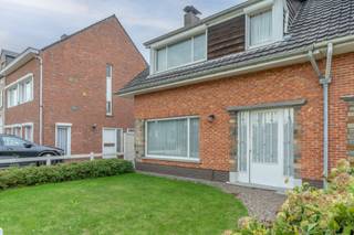 <strong>Zeer nette charmante woning</strong> <strong>met 3 slaapkamers op 579 m²</strong><br /><br /><strong>Gunstig gelegen</strong> in doodlopende straat, aan sportveld SKS Oosthoven, met een vlotte bereikbaarheid naar winkels, openbaar vervoer, scholen, de Ring en autostrade E34<br /><br />Deze <strong>degelijke en verzorgde woning</strong> bestaat uit een inkomhal, een zeer lichte leefruimte met kachel op tegelvloer en afzonderlijke keuken met zonnige ontbijthoek. De keuken werd uitgerust met een koelkast, oven, dubbele wastafel en natuurstenen blad.<br /><br />Aansluitend hieraan een gastentoilet, een ruime wasplaats/berging en toegang naar de droge kelder.<br /><br />Op de eerste verdieping treffen we 2 grote slaapkamers en 1 kleinere alsook de badkamer die bestaat uit een bad en wastafel.<br /><br />Aansluitend aan de woonkamer een overdekt terras op het zuidwesten. <br /><br />De tuin is volledig afgemaakt en hier werd een volledig<strong> vergunde garage met werkplaats gebouwd van +/- 44 m².</strong><br /><br />Een <strong>diepe tuin met serre achteraan</strong> biedt de nodige privacy.<br /><br />De woning is te renoveren naar de hedendaagse normen. Renovatieplicht van toepassing (F label)<br /><br /><strong>Bijzonderheden:</strong><br />-zeer netjes onderhouden<br />-erg lichte woning<br />-grote vergunde garage van 44 m²<br />-tuin op het ZW