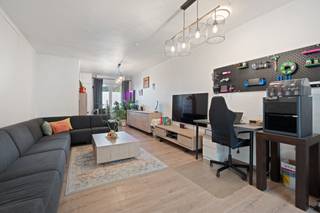 <p>Zoekt u een gerenoveerde, energiezuinige woning met 3 slaapkamers en een garage in Wondelgem? Dan hebben wij precies wat u zoekt!<br /><br />Deze woning bevindt zich in de directe nabijheid van het centrum van Wondelgem en ligt op slechts vijftien minuten fietsen van het hart van Gent. Op loopafstand vindt u supermarkten, lokale winkels en scholen, waardoor u kunt genieten van alle comfort en gemakken in de omgeving.<br /><br />Indeling:<br />- GLV: we stappen de inkomhal binnen (2,75 m²), waaruit we de lichtrijke woonkamer (31 m²) betreden met een prachtig nieuwe open keuken (32 m²), voorzien van alle moderne voorzieningen. Via de keuken betreden we de koer, waar een bijkeuken (20 m²) en een garage (20 m²) met ruimte voor het parkeren van een auto zich bevinden.<br />- 1steV: via de trap komen we in de hal, die ons leidt naar zowel de uitstekend gemoderniseerde badkamer (14,5 m²) met een inloopdouche en een bad, als naar de eerste ruime slaapkamer (16 m²).<br />- 2deV: via de nachthal bereiken we de twee ruime slaapkamers (16 m² en 14,5 m²).<br /><br />Maak dus snel een afspraak voor een persoonlijke rondleiding!</p>