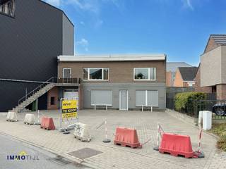 Karaktervol pand met handelsruimte en appartement!Deze veelzijdige eigendom biedt u de ideale kans om commerciële activiteiten te combineren met...