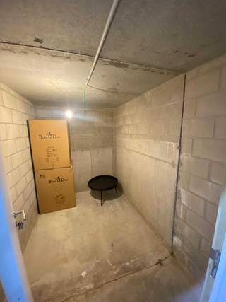 Huur inbegrepen gemeenschappelijke kosten 995euro totaal<br />Nieuwbouw penthouse appartement, vloerverwarming, ondergrondse staanplaats, berging in kelder, 2 slaapkamers, berging aan keuken, groot terras, veel lichtinval etc...