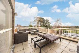 Appartement met uitzonderlijk ruim terras (36 m²) en garagebox te HoevenenIn een rustige straat nabij het centrum van Hoevenen vindt u dit verzorgd...