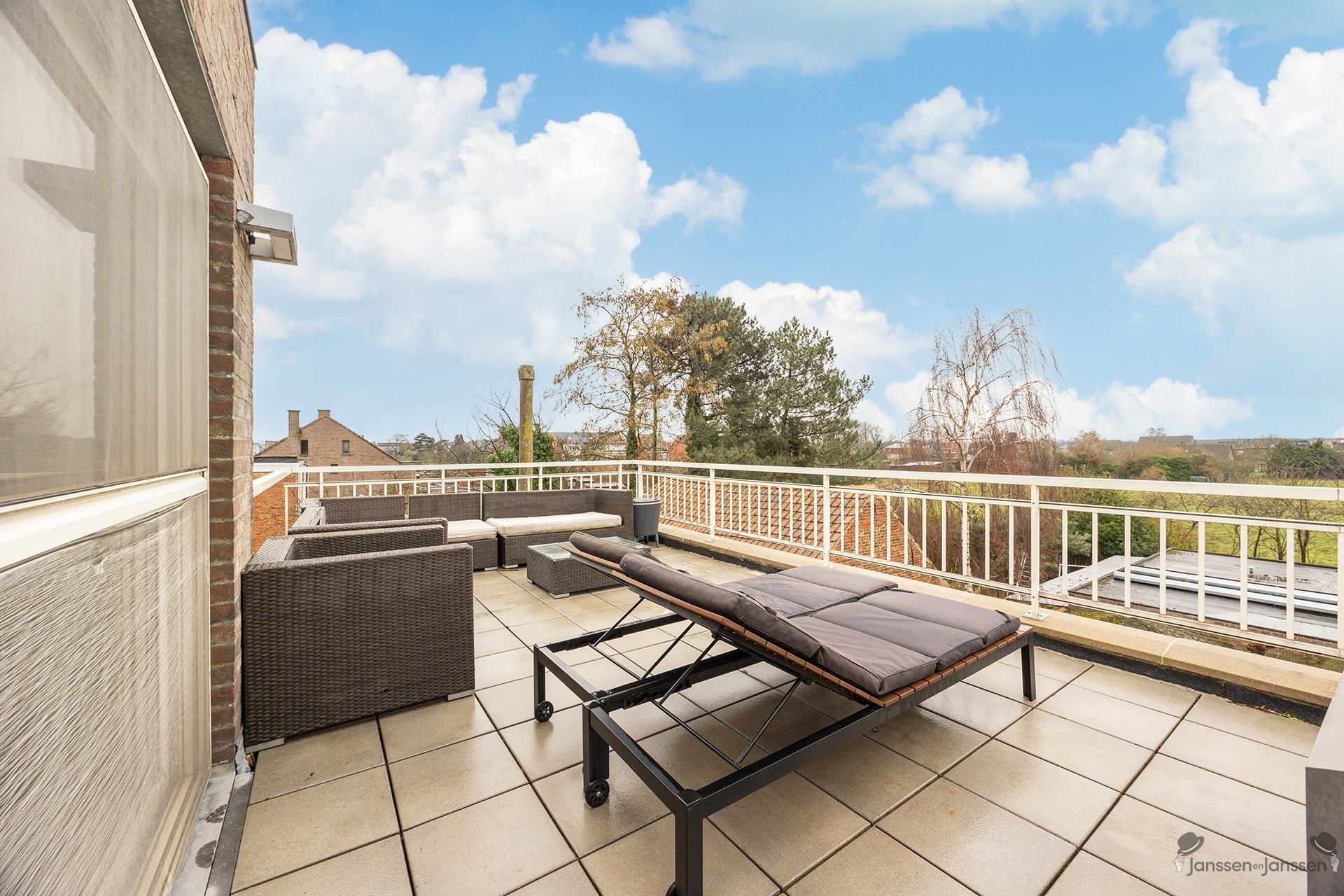 Appartement met uitzonderlijk ruim terras (36 m²) en garagebox te Hoevenen - foto 2