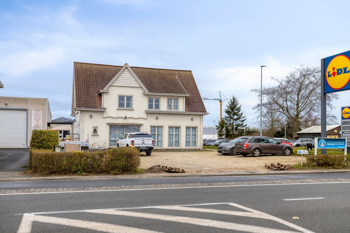 Immeuble de bureaux commercial avec résidence dans un endroit bien en vue à Zedelgem. - photo 4
