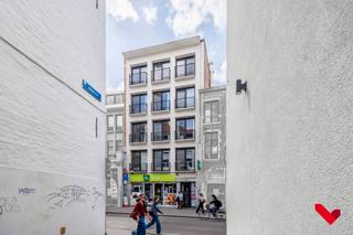 In Residentie Central Park, gelegen aan de rand van het park en op wandelafstand van verschillende voorzieningen, bevindt zich deze bemeubelde studentenkamer.<br /><br />De kamer bevindt zich op de vierde en hoogste verdieping van het gebouw. Dankzij de ligging aan de achterzijde, kijkt de kamer uit op het groene stadspark. Ze is volledig gemeubeld met bed, bureau, stoel, kast en frigo. De kamer beschikt over gemeenschappelijk sanitair, gedeeld met één andere persoon.<br /><br />Een extra troef is het gemeenschappelijk terras aan de achterzijde, gedeeld met twee andere kamers. Het terras biedt een rustige buitenruimte met zicht op het park.<br /><br />Het gebouw is uitgerust met een lift en een overdekte fietsenstalling. Op de kelderverdieping bevinden zich een moderne, volledig uitgeruste keuken en een ruime ontspanningsruimte met TV.<br /><br />Dankzij de ligging in het centrum is deze studentenkamer een praktische en comfortabele keuze.<br /><br />Voor meer informatie of om een bezoek in te plannen: 016 23 21 45 of mail naar info@bvm-vastgoed.be