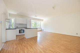<p><strong>Bezoek mogelijk na aanmaken huurprofiel: </strong><strong>https://onid.mijnhuurprofiel.be/property/02ad797c-a87c-4ade-b74b-03ec9c53b7c0</strong></p><p><br /></p><p>Op de eerste verdieping van een kleine, verzorgde residentie, bevindt zich dit pas gerenoveerde appartement. Het centrum van Wilrijk ligt op wandelafstand, met tal van winkels, supermarkten, horeca en andere dagelijkse voorzieningen. Ook voor liefhebbers van groen en ontspanning is de locatie ideaal: park den Brandt, het Middelheimpark en het Steytelinckpark liggen in de directe omgeving. Bovendien geniet je van een vlotte verbinding naar de E19/A12 en de Antwerpse Ring.</p><p><br /></p><p>Het appartement bestaat uit een inkomhal met vestiaire - een ruime en lichtrijke leefruimte met terrasje - een open keuken volledig voorzien van alle nodige toestellen - een badkamer met inloopdouche - 2 slaapkamers.</p><p><br /></p><p><strong>Troeven</strong>: volledig gerenoveerd en instapklaar - gunstig EPC label B - moderne look & feel - inclusief een privatieve kelderberging - mogelijkheid tot bijhuren van een parkeerplaats op de gelijkvloerse verdieping aan 75 euro/maand.</p>
