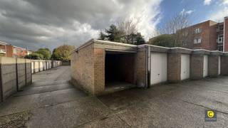 Garagebox met elektrische poort! Afmetingen: Diepte: 5,7mHoogte poort: 2,03mInkom breedte: 2,20m Direct beschikbaar!Interesse? Stuur een mail naar...