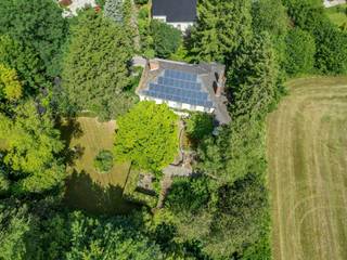 EXCLUSIEVE VILLA IN DOODLOPENDE STRAATDeze energiezuinige en statige villa treffen we aan op het einde van een doodlopende straat in een residentiële...