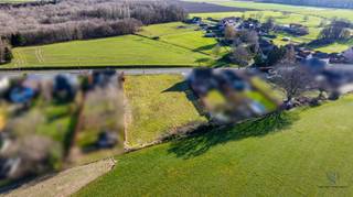 Deze uitzonderlijke bouwgrond voor open bebouwing combineert een ruime oppervlakte met een groene ligging en prachtige landelijke vergezichten. Een ideale locatie voor wie ruimte en natuur zoekt, én met een vlotte bereikbaarheid.<br /><br />Het perceel heeft een straatbreedte van 17,97 meter en een perceeldiepte van net geen 80 meter, wat resulteert in een totale oppervlakte van 1.376 m². Dankzij de westelijk georiënteerde tuin geniet u hier optimaal van de avondzon.<br /><br />De nutsvoorzieningen zijn aanwezig en er geldt geen bouwverplichting, waardoor u volledige vrijheid heeft om uw woonproject naar eigen wens te realiseren. Bovendien maakt de schaarste aan dergelijke percelen dit aanbod ook interessant vanuit investeringsoogpunt!<br /><br /><br />Gelegen op de grens van Dikkelvenne en Beerlegem (deelgemeente van Zwalm; gelegen in de schaduw van de Tarandusmolen (beschermd dorpsgezicht)) biedt deze bouwgrond een unieke opportuniteit voor wie op zoek is naar rust, ruimte en natuur, zonder in te boeten aan bereikbaarheid.<br /><br />De grensmarkering op de luchtfoto (rood) heeft een indicatief karakter.<br />Het metingsplan, voorzien van de exacte maten, is bijgevoegd.