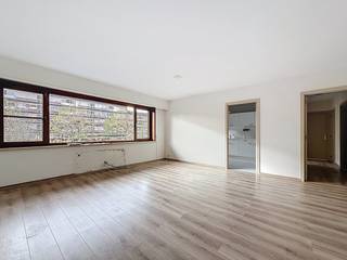 The ground floor apartment that we offer for rent here in Merksem has already been partially renewed.The layout of the apartment here is as...