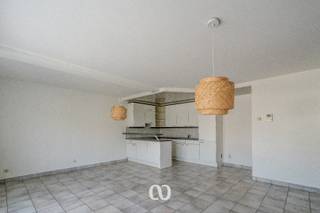 Ben jij op zoek naar een instapklaar appartement op een boogscheut van het bruisende centrum van Oudenaarde? Gevonden!<br /><br />Met een vlot bereikbare ligging vlakbij winkels, horeca, sportclubs en andere faciliteiten, en een lichtrijke living met open keuken, biedt deze studio alle comfort voor een alleenstaande of een koppel.<br /><br />Bij binnenkomst kom je terecht in de inkomhal, van waaruit je toegang hebt tot de ruime, zonnige living met een open keuken. Verder beschikt de studio over een apart toilet, een grote slaapkamer en een badkamer.<br /><br />Garage:<br />Voor extra gemak wordt de garagebox mee verkocht voor €20.000.<br /><br />Interesse? Aarzel niet en contacteer ons vandaag nog voor een afspraak!