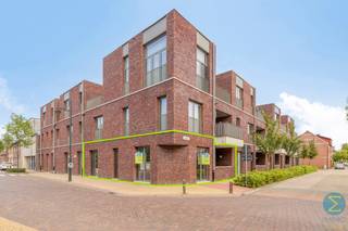 <p><span><strong>Prachtig, instapklaar appartement met terras en ondergrondse autostaanplaats in centrum Arendonk.</strong></span><br /><strong><u><br />Een bezoek aanvragen kan eenvoudig via onze website: www.immodrie.be. Zoek het pand terug onder 'Te Huur' en selecteer vervolgens op de pagina de optie 'Bezoek aanvragen'. Omwille van de grote reeks aanvragen, worden verzoeken via Immoscoop of andere portaalsites niet verwerkt.<br /></u></strong><br />Via de inkomhal betreden we het appartement. Hier bevindt zich een apart gastentoilet. Vervolgens komen we in de ruime en lichtrijke leefruimte, waar de open keuken, eetplaats en zithoek naadloos in elkaar overvloeien. De keuken met kookeiland vormt het centrale punt van de woning en biedt alle comfort. Dankzij de grote raampartijen geniet de leefruimte van een aangename lichtinval en een ruimtelijk gevoel. Via de schuifdeur is er toegang tot het gezellige terras.</p>
<p>Aansluitend aan de leefruimte bevindt zich een praktische berging met plaats voor wasmachine en droogkast.</p>
<p>Vanuit de nachthal bereiken we de overige woonruimtes. Hier vinden we een ruime slaapkamer en een tweede kamer die momenteel is ingericht als dressing, maar zich eveneens perfect leent als bureau, kinderkamer of hobbyruimte. De badkamer is uitgerust met een inloopdouche en een dubbele lavabo in meubel.</p>
<p>In de ondergrondse verdieping beschikt het appartement bovendien over een private autostaanplaats en een afzonderlijke kelderberging.</p>
<p>Het appartement is volledig opgeschilderd en instapklaar. Daarnaast zijn de lichtarmaturen en gordijnen reeds voorzien.</p>
<p><strong>Extra troeven</strong></p>
<ul>
<li>Instapklaar en volledig opgeschilderd</li>
<li>Open keuken met kookeiland</li>
<li>Gezellige en lichtrijke leefruimte</li>
<li>Terras aansluitend aan de woonkamer</li>
<li>Lichtarmaturen inbegrepen</li>
<li>Gordijnen reeds aanwezig</li>
<li>Ondergrondse autostaanplaats</li>
<li>Private kelderberging</li>
</ul>