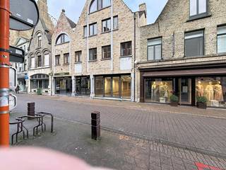 In de bruisende winkelstraat van Veurne bevindt zich dit veelzijdige handelspand. Met een royale vloeroppervlakte ( 268 m²) is dit de ideale plek...
