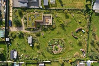 <strong><span>Klein wonen, groots genieten!</span></strong> Uniek perceel van 26a81ca met een te renoveren woning.<br />Droom je van een eigen plekje midden in het groen, waar rust, privacy en vrijheid centraal staan? Dan is deze bijzondere eigendom misschien precies wat je zoekt!<br />Op een werkelijk zalige locatie ligt dit prachtige perceel van maar liefst 2.681 m². <strong><em>Volledig omgeven door groen</em></strong> en met bijzonder veel aandacht voor natuur en biodiversiteit ingericht.<br />Hier bepaal je zelf hoe jouw toekomst eruitziet: je renoveert de bestaande woning of kiest voor een compleet nieuw woonconcept met een compacte woning of tiny house.<br />Wat maakt deze eigendom zo bijzonder?<br />2.681 m² aan groen, rust en privacy.<br />Renoveren of nieuw bouwen: een compacte woning tot 80 m² bebouwde oppervlakte en 240 m³ bouwvolume, aangevuld met 25 m² bijkomende overdekte constructies.<br /><strong>Vrijheid</strong> van inplanting: kies binnen de geldende voorschriften zelf de mooiste plek op het perceel.<br />Een prachtig aangelegde natuurtuin met inheemse beplanting, hoogstamfruitbomen en bloemen.<br />Een uitgebreide groentetuin met een jarenlang zorgvuldig onderhouden bodem.<br /><strong>Een unieke woonbeleving</strong> voor wie houdt van natuur, eenvoud en buitenleven.<br />Stel je voor: ’s morgens wakker worden met zicht op je <strong>eigen groene paradijs</strong>, ontbijten op je terras en genieten van de rust en ruimte rondom je.<br />Hier koop je geen gewone woning. Je koopt de <strong>vrijheid</strong> om te wonen zoals jij dat wilt. Elektriciteit (conform) en water aanwezig.<br />Er zal nog nieuwe wegenis aangelegd worden met riolering waarvoor een verhaalbelasting kan aangerekend worden.<br /><br />Benieuwd naar deze bijzondere plek? Plan je bezoek met Philippe via onze website!