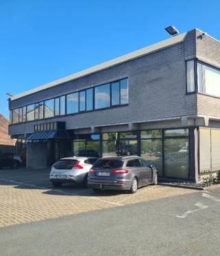 À vendre : grand bureau de 810 m² idéalement situé à Jan Tieboutstraat 67. Ce bien offre une excellente opportunité pour une entreprise à la...
