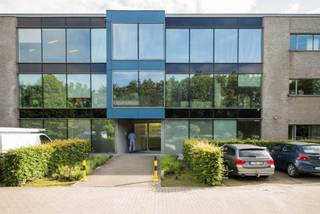 Deze uitstekend gelegen kantoorruimte van 1.200 m² (of kleiner) is beschikbaar voor verhuur en biedt zicht op de E40 in Melle. De...
