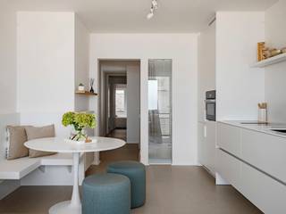 Sfeervol en lichtrijk twee slaapkamer appartement van 60 m2 met adembenemend frontaal zeezicht en terras, gelegen op de zeedijk van...