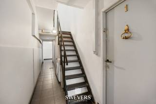 Voor meer info en foto’s, surf naar www.swevers.be – In de Kroonwinningstraat 30 in Hasseltvind je dit veelzijdig opbrengsteigendom met drie...