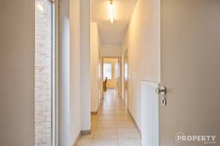 1-slaapkamerappartement met koer nabij het centrum van Gullegem!Dit aangename 1-slaapkamerappartement van ca. 62 m² is rustig gelegen aan de Plaatsweg in Gullegem, op korte afstand van het centrum en alle dagelijkse voorzieningen. Het appartement biedt een praktische indeling met een lichtrijke leefruimte, functionele keuken, comfortabele slaapkamer en badkamer. De gezellige leefruimte geniet dankzij de grote ramen van aangenaam natuurlijk licht en sluit mooi aan bij de praktische inrichting van het appartement. Daarnaast beschikt het appartement over een private koer. Als extra troef bestaat er de mogelijkheid om een garage aan de overkant van de straat aan te kopen voor € 25.000. Deze aankoop is volledig optioneel en niet verplicht.Kortom, een uitstekend appartement voor starters, alleenstaanden, koppels of investeerders die op zoek zijn naar een comfortabele en onderhoudsvriendelijke woning nabij het centrum van Gullegem. Voor meer informatie of een bezoek ter plaatse, contacteer ons via info@property-vastgoed.be of 056 96 08 00.