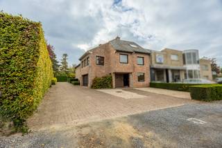 Dit multifunctioneel gebouw bestaat uit kantoren of handelsruimtes met een verhuurd appartement en meerdere garages, op een perceel van 827 m². Ideaal gelegen te Zulte, op de commerciële ader tussen Kortrijk en Gent, met uitstekende zichtbaarheid voor uw zaak. Er is een zee aan ruimte en mogelijkheden. <br />Op het gelijkvloers bevindt zich een ruime inkomhal, een grote inpandige garage (31 m²) en een bureauruimte (onderverdeeld in twee delen) met kitchenette, berging en toilet (totaal 90 m²).<br />De volledige eerste verdieping is momenteel ingericht als kantoorruimte (125 m²) en beschikt eveneens over een kitchenette, berging en toilet.<br />Op de tweede verdieping bevindt zich een appartement met een ruime open leefruimte waar de keuken en woonkamer zich bevinden. Ze wordt aangevuld met een berging, twee slaapkamers, badkamer en toilet. Dit appartement is reeds jarenlang zorgeloos verhuurd.<br />Vooraan het gebouw is er voldoende parkeergelegenheid en achteraan het perceel bevindt zich een onderhoudsvriendelijke tuin met extra parkeerruimte en een dubbele afzonderlijke garage met bijkomende bergruimte.<br /><br />EPC niet-residentieel: label B<br />EPC appartement: label D - 337 kWh/m² – geen renovatieplicht