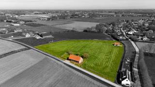 Deze ALLEENSTAANDE WONING met WEILAND en SCHUILSTAL is gelegen te Meigem (Deinze) met name in de Pijlestraat 1 op een uitzonderlijk ruim perceel...