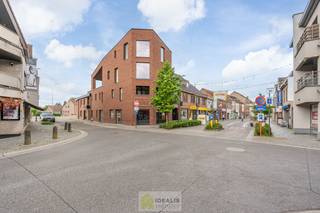 <strong>IDEALIS VASTGOED - PRACHTIGE CASCO+ PENTHOUSE MET EEN HEERLIJK LICHTRIJKE WOONKAMER MET OPEN KEUKEN EN AANSLUITEND ZEER RUIM TERRAS, 2 SLAAPKAMERS, BADKAMER, BERGPLAATS OP EEN GEGEERDE LOCATIE IN HET CENTRUM VAN PEER! Een aangename penthouse met een netto bewoonbare oppervlakte van +-102m² met veel lichtinval en grote glaspartijen en een ruim terras van maar liefst +- 22m², met apart kelderberging en fietsenstalling op een gegeerde locatie! Deze casco+ penthouse biedt op de 2<sup>de</sup>  verdieping een heerlijk ruime woonkamer met open keuken, een ruime inkom, een toilet, een bergplaats en toegang tot het ruim terras. Op de 3<sup>de</sup> verdieping beschikt het penthouse over 2 slaapkamers en een badkamer. Een penthouse met vele troeven dus, nl. casco+ en nog volledig naar eigen smaak af te werken, een fijne locatie, veel lichtinval en ruime glaspartijen, zeer ruime leefruimte met open keuken, 2 slaapkamers, laag energieverbruik,…<br /><br />LIGGING: </strong><br />Deze penthouse is gelegen vlakbij de dorpskern van het gezellige Peer. Winkels, horeca en openbaar vervoer zijn op wandelafstand vlot bereikbaar. Centraal gelegen ten opzichte van nieuw scholencomplex en vlak bij sport en vrijetijdscomplex (skipiste Snowvalley, BMX, voetbalpleinen ,I-fitness, skatepark , …<br /><br /><strong>INDELING: </strong><br /><strong>2<sup>de</sup> verdieping: </strong><br />– Inkomhal met trappenhal naar verdieping – toilet – bergplaats met technieken – woonkamer met aansluitend open keuken –  terras met toegang via keuken en inkomhal –<br /><br /><strong>3<sup>de</sup> verdieping</strong>:<br />– Overloop – badkamer – slaapkamer 1 – slaapkamer 2 – toilet 2 –<br /><br /><strong>kelderberging:</strong><br />– apart kelderberging –<br /><br /><strong>BIJZONDERHEDEN:</strong><br />- Casco+ penthouse<br />- Prachtige locatie hartje Peer<br />- Nieuwste technieken<br />- Energiezuinig<br />- Ventilatie type D<br />- Zonnepanelen (5kWp)<br />- Apart kelderberging<br />- Gezamenlijke fietsenstalling<br />- Verkoop onder registratierechten, onder voorwaarden 2%!<br />- Scherpe prijsstelling voor een zeer ruime casco+ penthouse!!<br /><br />Oorspronkelijk gebouw dateert van 1967. Volledig gerenoveerd met extra bouwlaag in 2025.<br /><br />Mogelijkheid om het gelijkvloers handelspand (92m²) in dezelfde residentie mee aan te kopen (Oudestraat 22, Peer).<br /><br /><strong>Stedenbouwkundige Inlichtingen:</strong><br />Bouwvergunning - Woongebied met cultureel, historische en/of esthetische waarde – Geen dagvaarding – Geen voorkooprecht – Geen verkavelingsvergunning<br /><br /><strong>E-peil: </strong>voorlopig E-peil van 49. Het definitief E-Peil dient berekend te worden na afwerking, uiterlijk 12 maanden na de officiële ingebruikname.<br /><br /><strong>O-peil: </strong>niet overstromingsgevoelig<br />P-Score: C<br />G-Score: C<br /><br /><strong>Benieuwd naar deze penthouse?<br />Wenst U advies omtrent uw eigen woning? Graag plannen wij vrijblijvend met U een afspraak in om onze expertise met U te delen, steeds tot Uw dienst!!<br />Neem contact op met IDEALIS VASTGOED op 011/515 565 of mail naar info@idealisvastgoed.be!</strong><br /> 