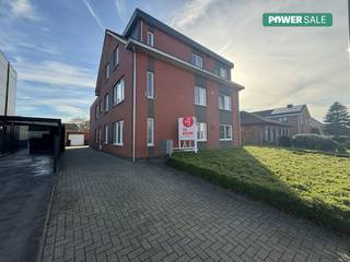 De indeling is als volgt:- Grote leefruimte met een gezellige zit- en eethoek met toegang tot de handig ingerichte keuken.- 2 slaapkamers waarvan...