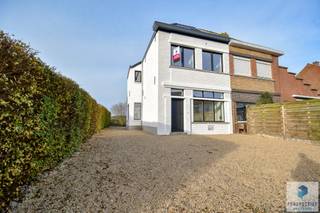 Gerenoveerde, ruime hedendaagse woning met grote tuin op toplocatieAALTER – Richtprijs: €450.000Deze stijlvol gerenoveerde en kwalitatief afgewerkte...