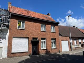 Deze woonst biedt veel potentieel door zijn ruimte maar vraagt een grondige renovatie.Ze is zeer leuk gelegen in een rustige straat doch vlakbij het...