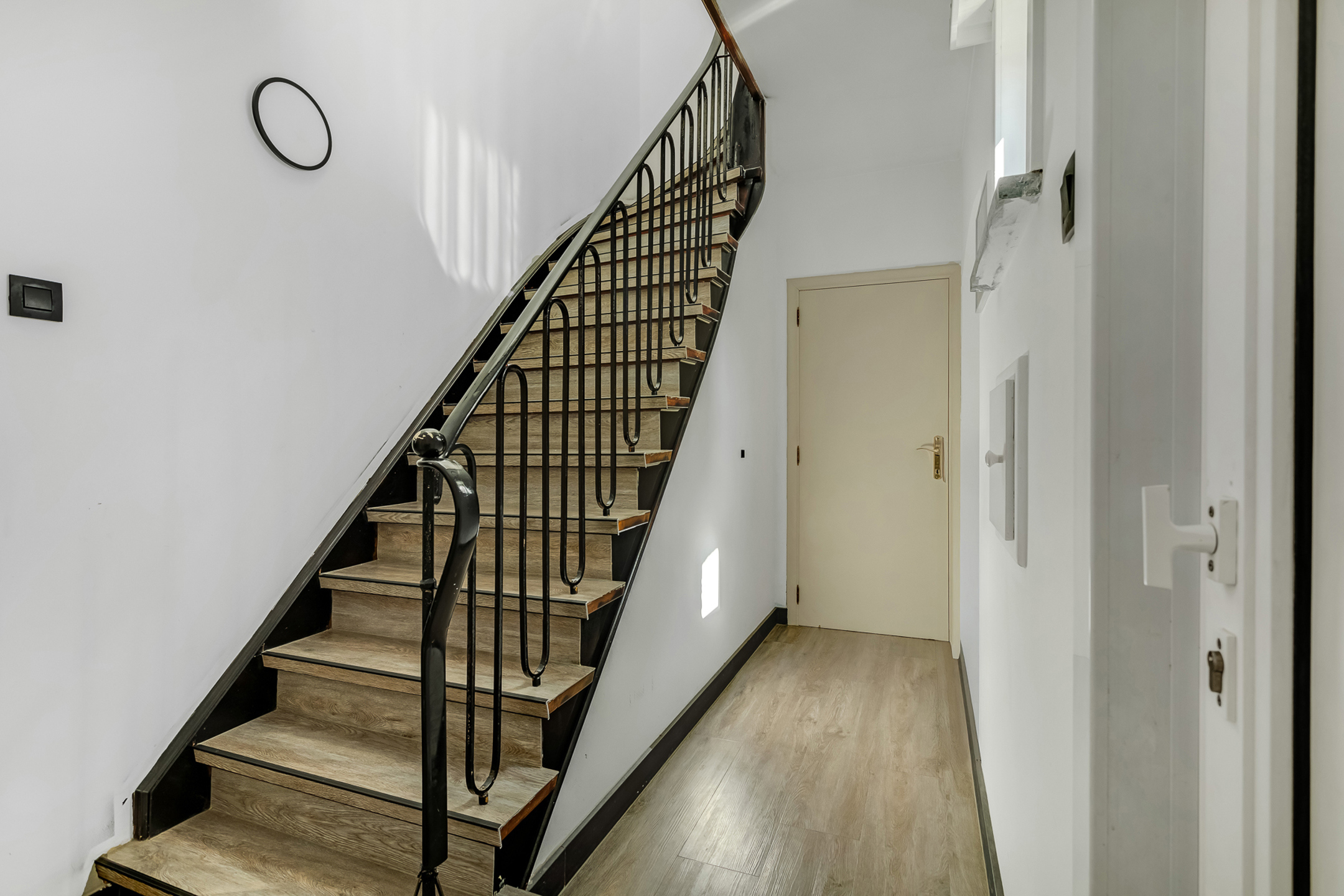 Recent opgefriste half-open bebouwing met 3 slaapkamers, garage en tuin in aangename straat - foto 5