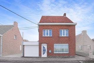 Alleenstaande woning met veel potentieel op een perceel van 655 m² te Houthulst<br /><br />In een rustige, groene omgeving bevindt zich deze alleenstaande woning op een ruim perceel van 655 m², ideaal voor wie houdt van ruimte, rust en open verzichten.<br /><br />Op het gelijkvloers kom je binnen in een lichtrijke leefruimte met aansluitend een volledig ingerichte keuken. Verder is er een bureauruimte aanwezig die perfect kan dienen als derde slaapkamer. De badkamer op het gelijkvloers is uitgerust met een ligbad, lavabo en toilet. Daarnaast beschikt de woning over een kelder onder de volledige woning en maar liefst twee garages.<br /><br />Op de eerste verdieping bevinden zich twee volwaardige slaapkamers en een tweede badkamer met ligbad, lavabo en toilet. Via een uitklapbare trap is er toegang tot een zolderruimte. Een tweede zolder is gelegen boven de garage en biedt extra opbergmogelijkheden.<br /><br />De zuidgerichte tuin met een oppervlakte van ca. 595 m² is een absolute troef. Deze is voorzien van een ponypiste en biedt prachtige open verzichten, ideaal voor dierenliefhebbers en wie in alle rust wil genieten van het buitenleven.<br /><br />De vermelde prijs is een richtprijs, elk bod wordt voorgelegd aan de eigenaar die zich het recht voorbehoudt om dit te aanvaarden of te weigeren.<br /><br />Neem voorsprong met een vrijblijvende en gratis schatting van uw eigendom via:<br />http://www.residentievastgoed.be/gratisonlineschatten<br /><br />EPC: 489 kWh/m²(Ref: NI25670)