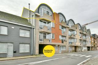 Dit lichtrijk dakappartement bevindt zich op een toplocatie, pal in het centrum van Gistel, op wandelafstand van winkels, horeca en openbaar...
