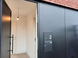 <p><span>Royaal nieuwbouwhuis in Mariakerke /Gent.</span></p><p><span>Bent u op zoek naar een nieuwbouwhuis met comfort, ruimte en een uitstekende ligging? Dit prachtige huis in een nieuwe verkaveling aan de Liniestraat in Mariakerke heeft alles wat u nodig hebt!</span></p><p><span> </span></p><p><span>Over het huis:</span></p><ul><li><span>Slaapkamers: 4 slaapkamers, ideaal voor gezinnen of voor extra werk- en hobbyruimtes.</span></li><li><span>Badkamers: 2 moderne badkamers die zorgen voor voldoende comfort en privacy.</span></li><li><span>Tuin: geniet van een zonnige en onderhoudsvriendelijke tuin, volledig omheind, perfect voor gezellige, ontspannen momenten.</span></li><li><span>Parkeren: twee eigen autostaanplaatsen zorgen voor uw gemak en veiligheid. Privé tuinhuis/fietsenberging.</span></li><li><span>Future proof= met 12 zonnepanelen, fiberproof, recuperatie regenwater, isolatie, mogelijkheid tot installeren van een laadpaal aan de parking,</span></li><li><span>Locatie: vlakbij de Stad, gemakkelijk toegankelijk dankzij fietsbruggen</span></li><li><span>Vlotte verbinding met auto: R4, N9</span></li></ul><p><span> </span></p><p><span>Indeling van de Woning:</span></p><ul><li><span>Begane grond: lichtrijke inkomhal, gastentoilet, leefruimte met open keuken en inbouwtoestellen, berging en extra ruimte onder de trap.</span></li><li><span>Eerste verdieping: 2 slaapkamers, badkamer, 2e toilet en praktische wasruimte.</span></li><li><span>Tweede verdieping: 2 slaapkamers, waarvan 1 met eigen badkamer.</span></li><li><span>Buitenruimte: groot terras met schuiframen, omheinde tuin, fietsenberging/tuinhuis toegankelijk via achterzijde</span></li></ul><p><span> </span></p><p><span>Waarom dit huis?</span></p><ul><li><span>Ruimte: met 4 slaapkamers en 2 badkamers.</span></li><li><span>Comfort: de moderne afwerking en voorzieningen garanderen een comfortabel leven.</span></li><li><span>Ligging: de rustige maar goed bereikbare locatie maakt het een ideale keuze voor wie het beste van twee werelden zoekt.</span></li><li><span>Afwerking: volledig geschilderd, omheinde tuin</span></li></ul><p><span> </span></p><p><span>Mis deze kans niet om in dit geweldige nieuwbouwhuis te wonen! Wees er snel bij en maak van dit huis uw nieuwe thuis!</span></p><p><span>Bellina Van Parys - 0471/200.189 - bellina@maximm.be</span></p><p><span> </span></p>