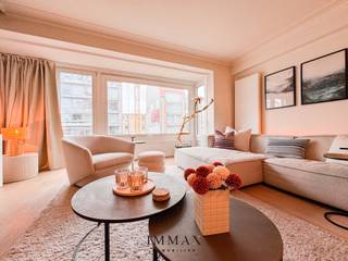 Bel appartement rénové, idéalement situé dans un endroit central avec toutes les commodités à portée de main. Grâce à son agencement bien pensé, ses finitions de qualité et sa lumière agréable, ce logement offre une combinaison parfaite entre fonctionnalité et luxe.<br /><br />L'appartement dispose d'un espace de vie spacieux avec une cheminée agréable, qui s'intègre parfaitement à la cuisine entièrement équipée. Il y a deux chambres à coucher, dont l'une donne accès à une terrasse privée à l'arrière. Les deux chambres sont équipées d'armoires encastrées pratiques. La salle de bains séparée est moderne et équipée d'une douche à l'italienne et d'un double lavabo. <br /><br />Un débarras au sous-sol est également inclus et il est possible d'acheter une place de parking dans une résidence voisine.<br />Renseignements urbanistiques et registre des mesures en cours de demande.<br /><br />N'hésitez pas à nous contacter pour plus d'informations au : tél. : 050 62 44 14 ou via knokke@immax.be