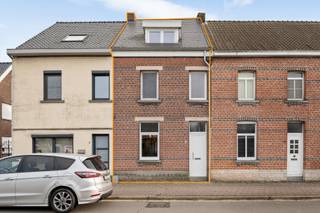 <p>Ben je op zoek naar een woning op een uitstekende ligging, met een sterke basis en nog ruimte om er helemaal jouw ding van te maken? Dan is deze woning in Heffen absoluut een bezoek waard.</p>
<p>Je woont hier ideaal tussen Mechelen en Antwerpen, met vlotte verbindingen naar alle belangrijke uitvalswegen én toch op wandelafstand van de gezellige dorpskern. Winkels, scholen, voorzieningen en Den Bled bevinden zich allemaal vlakbij superpraktisch voor het dagelijkse leven.</p>
<p>De woning beschikt over ongeveer 150 m² bewoonbare oppervlakte. Via de aparte inkomhal kom je binnen in de lichtrijke leefruimte, die naadloos overgaat in de keuken. Deze is uitgerust met het nodige basiscomfort en biedt toegang tot zowel de badkamer als de berging. Die berging biedt bovendien een mooie uitbreidingsmogelijkheid om de leefruimte te vergroten en een ruimere doorgang naar het terras te creëren.</p>
<p>Achteraan bevindt zich een zuidoostgericht terras van ca. 15 m² perfect voor wie graag buiten zit zonder veel onderhoud, ideaal voor zomerse barbecues en gezellige momenten met vrienden.</p>
<p>Op de eerste verdieping zijn er twee ruime slaapkamers. De tweede verdieping omvat een zolder, bereikbaar via een vaste trap, waar met gemak nog twee extra slaapkamers kunnen worden ingericht.</p>
<p></p>
<p>Troeven:</p>
<p>- Gezellig, zuidoostgericht terras</p>
<p>- Mogelijkheid tot 4 slaapkamers</p>
<p>- Uitbreidingspotentieel op het gelijkvloers</p>
<p>- EPC C → geen renovatieverplichting</p>
<p>- Asbestveilig</p>
<p>- Dak vernieuwd</p>
<p>- Dubbele beglazing</p>
<p>- Kelder aanwezig</p>
<p>- Gunstige en centrale ligging</p>
<p></p>
<p>Zie jij hier jouw toekomst?</p>
<p>Aarzel niet en plan snel je bezoek via info@jamar.immo<br />of bel 03/435.31.33. Alle attesten en documenten vind je terug op jamar.immo.<br /><br />Stedenbouwkundige info: Vg, Gvv, Wg, GVkr, Gmo en Geen overstromingsgevoelig gebied.</p>