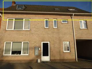 Op zoek naar een rustig gelegen appartement met een aangename ligging nabij het centrum van Stekene? Dit dakappartement bevindt zich in een kleinschalige residentie met drie verdiepingen, gelegen in een rustige zijstraat vlak bij het bruisende centrum en nabij het Zomerhuis.Het appartement beschikt over een woonkamer met zowel vooraan als achteraan een grote Velux. Verder beschikt het appartement over één slaapkamer met een grote Velux, een badkamer (uitgerust met een ligbad, toilet en badkamermeubel), een ingerichte keuken en een bergruimte.De huurprijs bedraagt €650 per maand + €15 vaste kosten.Achter het gebouw bevindt zich een garage die optioneel gehuurd kan worden voor €50 per maand. Het huren van de garage is niet verplicht.Zie jij jezelf hier wel wonen? Vraag dan vandaag nog jouw bezoek aan via: contact@eberhardvastgoed.be