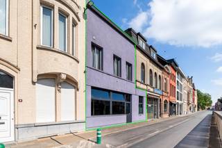 Deze ruime woning met handelsgelijkvloers is gelegen op een uiterst centrale locatie, vlak aan het station van Lier. Het pand bevindt zich in goede staat en biedt dankzij de combinatie van wonen en werken tal van mogelijkheden.<br /><br />Op het gelijkvloers bevindt zich een lichtrijke handelsruimte, voorzien van sanitair en de mogelijkheid tot het installeren van een keuken. Daarnaast is er een badkamer met aansluitingen voor een wasmachine en droogkast.<br /><br />Op de eerste verdieping leidt de hal naar de aangename, lichtrijke leefruimte met open keuken. Op deze verdieping bevindt zich tevens een ruime slaapkamer (17m²).<br />De tweede verdieping beschikt over twee volwaardige slaapkamers (21,5 m² / 17 m²), een badkamer en een apart toilet.<br /><br />Tot slot beschikt het pand over een ruime kelder van 20 m², ideaal als extra opslagruimte.<br /><br />Troeven:<br />+ Energiezuinig (EPC B)<br />+ Elektriciteit = conform<br />+ 3 Slaapkamers<br />+ Lichtrijk handelsgelijkvloers<br />+ Veel mogelijkheden<br />+ Centrale locatie aan het station van Lier <br /><br />Benieuwd? Contacteer ons voor een afspraak ter plaatse via 03 337 50 70 of info@vbvastgoed.be. 