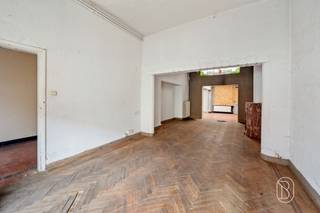 Ontdek dit robuuste, te renoveren huis met een woonoppervlakte van ongeveer 244 m², gelegen op een perceel van 520 m², vlakbij het centrum van Doornik.De begane grond bestaat uit een inkomhal met een open trap, een apart toilet, een ruime woonkamer met zit- en eetgedeelte, een keuken met eethoek en een stookruimte die toegang biedt tot de tuin.Op de eerste verdieping leidt een ruime overloop naar twee mooie slaapkamers en een badkamer.De tweede verdieping omvat twee extra slaapkamers en een ruimte die kan worden ingericht als doucheruimte.Buiten beschikt het pand over een terras, een volledig ommuurde en omheinde tuin, twee garages en een berging die via de achterzijde toegankelijk is.Technische kenmerken: centrale verwarming op gas, houten en PVC-kozijnen met enkel- en dubbelglas, aansluiting op de riolering, EPC-klasse D.De indeling van het terrein biedt bovendien de mogelijkheid, mits de nodige stedenbouwkundige vergunningen worden verkregen, om het perceel op te splitsen of een project met meerdere garages te ontwikkelen.Een ruim pand met talrijke inrichtingsmogelijkheden, ideaal voor professionals in de bouwsector, investeerders of gezinnen die op zoek zijn naar een groot renovatieproject.Zeker een bezichtiging waard!