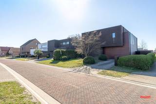 Dit is weer zo eentje waar wij dus vrolijk van worden. Niet enkel is deze vrijstaande villa een tikje eigenzinnig, maar check ook hoe er gespeeld...