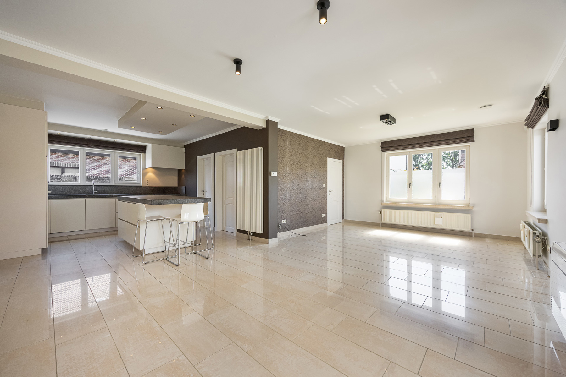 Gerenoveerde laagbouwwoning met grote opslagruimte op ca 1.374m² (mogelijkheid tot creëren van extra bouwgrond). - foto 3