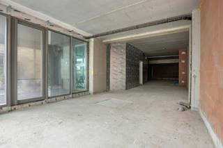Moderne nieuwbouw horecaruimte met (181 m²) te huur op topligging te Oostduinkerke<br /><br />Dit vastgoed is gelegen op het bruisende Astridplein en biedt bijzonder veel visibiliteit voor uitbating van diverse activiteiten<br /><br />INDELING:<br />- handels gelijkvloers ( ca. 151 m²)<br />- stockageruimte ( ca. 31 m²)<br /><br />TROEVEN:<br />- Verzorgd winkelpand / kantoor<br />- Moderne winkelfaçade<br />- Bijzonder grote glaspartijen<br />- Aantrekkelijke ligging<br />- vele parkeermogelijkheden<br />- tal van invullingen mogelijk<br /><br />MODALITEITEN:<br />- afwerking nog bespreekbaar mits opleg meerprijs<br />- horeca light toegelaten in de statuten<br />- onmiddellijk beschikbaar<br /><br />MOBILITEIT:<br />- gelegen aan de Koninklijke Baan<br />- vlot bereikbaar via openbaar vervoer, met de auto of te voet<br /><br />Op een boogscheut gelegen van de bruisende Zeedijk en dicht bij diverse winkelstraten en supermarkten. <br /><br />Aarzel zeker niet ons te contacteren op 050/33.33.00 of business.brugge@dewaele.com indien dit bedrijfsvastgoed bestaande uit een horecaruimte te koop in centrum Oostduinkerke u mogelijks kan interesseren.