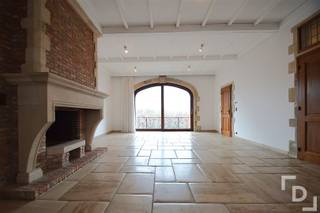 In het centrum van Ieper vinden we in de Rijselstraat dit zeer ruime appartement van maar liefst 141m².Het appartement beschikt over een...