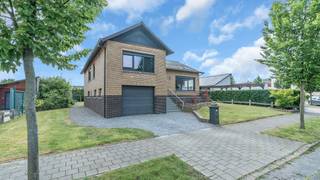 <p>Deze verzorgde splitlevelwoning met 3 slaapkamers is gelegen op een mooi perceel van maar liefst 8A 85CA en combineert een aangename woonomgeving met een praktische indeling, veel bergruimte en een volledig omheinde tuin waar privacy centraal staat.<br /><br /><strong>Indeling</strong><br />Via de open inkomhal bereikt u de gezellige leefverdieping. De ruime leefruimte biedt plaats aan zowel een comfortabele zithoek als een volwaardige eetkamer en geniet van een aangename lichtinval. Aansluitend bevindt zich de volledig geïnstalleerde open keuken met keukeneiland, die een natuurlijke verbinding vormt met de leefruimte. Vanuit de keuken en eetkamer heeft u rechtstreeks toegang tot het terras en de tuin.<br /><br />Enkele treden hoger bevindt zich de slaapverdieping met:<br />+ Nachthal<br />+ <strong>3 slaapkamers</strong><br />+ Badkamer uitgerust met een lavabomeubel met lavabo, ligbad en toilet<br /><br />Vanuit de keuken bereikt u het lager gelegen gedeelte van de woning, bestaande uit:<br />+ Inpandige garage met vernieuwde sectionaalpoort<br />+ Apart gastentoilet<br />+ Bergruimte<br />+ Wasplaats met toegang tot de tuin<br /><br />De woning beschikt over een kelderverdieping. Zowel de leefruimte als de keuken zijn volledig onderkelderd en worden momenteel gebruikt als extra bergruimte. Daarnaast bevinden zich hier ook de cv-ruimte en de technische ruimte voor de elektrische installatie.<br /><br /><strong>Buitenruimte</strong><br />Ook buiten heeft deze eigendom heel wat te bieden. De mooi aangelegde voortuin zorgt voor een verzorgde eerste indruk, terwijl de oprit en de parkeermogelijkheden naast de woning voldoende plaats bieden voor meerdere voertuigen.<br /><br />Achteraan geniet u van een volledig omheinde tuin met veel privacy, ideaal voor gezinnen met kinderen, huisdieren of liefhebbers van rust en groen. Het open terras aansluitend aan de keuken en eetkamer vormt de perfecte plek om tijdens de zomermaanden te ontspannen of gasten te ontvangen.<br /><br />De woning beschikt over een gunstig <strong>EPC-label B met een EPC-score van 184 kWh/m² jaar</strong> (UC: 3769901). Voor de verwarming is er een combinatie voorzien van een centrale verwarmingsinstallatie op aardgas en een <strong>warmtepomp </strong>die de leefruimte en twee slaapkamers bedient.<br /><br />Daarnaast zijn er zonnepanelen aanwezig, wat bijdraagt aan een lager energieverbruik en een verhoogd wooncomfort.<br /><br /><strong>Extra info</strong><br />+ Mooie perceeloppervlakte van <strong>885 </strong>m²<br />+ Rustige en residentiële ligging<br />+ 3 slaapkamers<br />+ Er werden reeds tal van renovatiewerken / isolatiewerken uitgevoerd<br />+ Ruime leefruimte met open keuken en keukeneiland<br />+ Inpandige garage met elektr. bedienbare sectionaalpoort<br />+ Elektrische installatie : <strong>KNX domotica </strong>(niet volledig conform)<br />+ Rolluiken aan achterzijde gebouw<br />+ <strong>Spiegelglas </strong>voor meer privacy aan achterzijde gebouw<br />+ Keuken <strong>vernieuwd </strong>met hoogwaardige toestellen<br />+ Asbestattest: niet asbestveilig (Dakleien & slib dakgoot, vloerzeil kelder, schakelaars kelder)<br /><br /><strong>Ligging</strong><br />Ondanks de rustige ligging bevinden scholen, winkels, sportfaciliteiten, horeca en openbaar vervoer zich op korte afstand. Ook voor pendelaars vormt deze locatie een uitstekende uitvalsbasis dankzij de vlotte verbinding naar het op- en afrittencomplex van de E313, waardoor omliggende steden zoals Diest, Geel, Hasselt en Antwerpen gemakkelijk bereikbaar zijn.</p>