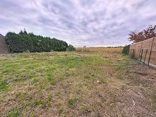 Op zoek naar de perfecte plek om jouw droomhuis te realiseren? Deze open bebouwing te koop in Blaasveld biedt alle troeven: ruimte, rust én een vlotte bereikbaarheid.Perceel &amp; bouwmogelijkheden:--oppervlakte 832m²-bouwafmetingen: min 7 meter breed en max 15 meter breed op max 15 meter diep.-2 bouwlagen-kroonlijsthoogte: 7 meter-Zuid gelegen tuin-garage mogelijkMis deze unieke kans niet om te bouwen op een ruim perceel met ideale ligging in Blaasveld!Contacteer Dewaele vastgoed te Mechelen voor meer informatie of een vrijblijvend bezoek aan het terrein.Meer info? www.dewaele.com