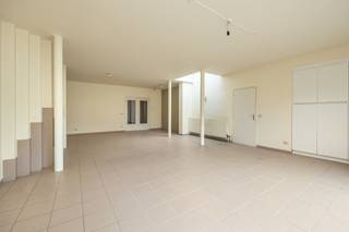 <strong>Op te frissen opbrengsteigendom/woning met garage op een zuidgericht perceel van 307 m² en slechts 1 minuut wandelen van de Grote Markt te Turnhout! EPC label B en C</strong><br /><br /><span><strong>Ligging</strong>: gelegen </span><span>op wandelafstand van de Grote Markt, in de directe nabijheid van scholen, openbaar vervoer, winkels, horeca, ... Alsook is er een zeer vlotte verbinding naar de ring en de autostrade.<br /><br /></span><strong>Indeling</strong>: <strong>-1</strong>: kelder. <strong>+0</strong>: inkomhal - woonkamer - keuken - bijkeuken - badkamer - toilet - garage - slaapkamer. <strong>+1</strong>: nachthal - toilet - badkamer - 2 slaapkamers. <strong>+2</strong>: woonkamer - nachthal - badkamer - berging - slaapkamer. <br /><br /><strong>Omschrijving</strong>: het gebouw is momenteel ingedeeld in twee appartementen. Het eerste appartement omvat het gelijkvloers en de eerste verdieping, het tweede appartement is een dakappartement. Er is ook mogelijkheid tot een nieuwe indeling waarbij er een gelijkvloers appartement en een duplex van de eerste en tweede verdieping gerealiseerd kunnen worden. In beide appartementen is er een aparte domicilie mogelijk! Naast deze optie zijn er natuurlijk tal van andere mogelijkheden. Dankzij de grootte van het gebouw kan hier perfect de combinatie tussen wonen en werken gemaakt worden, alsook meer dan genoeg ruimte voor grote gezinnen of bijvoorbeeld kangoeroewonen! Gezien er een padje naast de woning loopt is er ook een zij-ingang voorzien.<br /><br /><strong>Bijzondere informatieplicht</strong>:  omgevingsvergunning stedenbouwkundige handelingen uitgereikt, woongebied, geen rechterlijke herstelmaatregel of bestuurlijke maatregel opgelegd of opname in het maatregelenregister, geen voorkooprecht ruimtelijke ordening, geen omgevingsvergunning voor verkavelen van gronden, geen watergevoelig openruimtegebied.