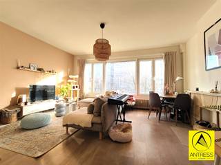 <p><span>Instapklaar en gezellig appartement met 1 slaapkamer in een kleinschalig gebouw (5 units), centraal gelegen in Antwerpen, vlakbij de Rooseveltplaats en De Keyserlei. Het appartement bevindt zich op de 3e verdieping, heeft een lichtrijke living met mooie parketvloer en een terrasje.</span></p><p><span> </span></p><p><span>Er zijn in 2016 een aantal vernieuwingen gebeurd zoals nieuwe ramen, parket, en vernieuwde keuken.</span></p><p><span>Via de inkomhal kom je in de leefruimte aan de straatzijde. De keuken is apart en hier is het terrasje. Achteraan bevindt zich de grote slaapkamer, met aansluitend een badkamer met ligbad. Er is een apart gastentoilet aanwezig.</span></p><p><span> </span></p><p><span>Zeer lage gemeenschappelijke kosten! (geen lift in het gebouw). In de kelder is nog een privatieve berging inbegrepen</span></p><p><span> </span></p><p><span>Het appartement is momenteel verhuurd aan 830€ per maand (incl. kosten) maar is beschikbaar tegen akte datum!</span></p><p><span> </span></p><p><span>Kortom een leuk appartement op een toplocatie in centrum Antwerpen.</span></p><p><span> </span></p><p><span>Contacteer ons voor een bezoek ter plaatse!<br />Gratis schatting met advies op maat? Neem gerust contact met ons op!</span></p><p><span> </span></p>