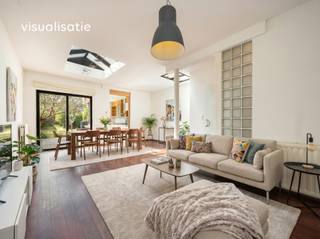 <p><strong>Ruime op te frissen woning met inpandige garage, 5 slaapkamers en fijne tuin nabij het centrum van Turnhout en de Nieuw Kaai. Winkels, horeca, scholen, openbaar vervoer… op fiets -en wandelafstand. Epc 336 kWh/m² (Label D), elektriciteit conform.</strong><br /><br /><strong>Ligging:</strong> Rustig en centraal gelegen, met winkels, scholen, het station en de Nieuwe Kaai op wandelafstand<br /><u><br /></u><strong>Indeling:</strong> <strong>-1:</strong> Kelder <strong>0:</strong> Inkomhal, gastentoilet, woonkamer/eetkamer, keuken, inpandige garage, <strong>+1:</strong> badkamer, 2 slaapkamers, <strong>+2</strong>: 3 slaapkamers <strong>Buiten:</strong> Tuin met terras<br /><br /><strong>Omschrijving: </strong>Deze op te frissen, charmante stadswoning biedt een sterke combinatie van ruimte, lichtinval en een functionele indeling. Ideaal voor wie een comfortabele gezinswoning zoekt met verdere optimalisatiemogelijkheden. De inkomhal met gastentoilet vormt de centrale toegang tot de leefruimte, kelder en inpandige garage. De ruime woonkamer met parketvloer wordt gekenmerkt door een aangename lichtinval dankzij de lichtkoepels en sluit via een dubbele schuifraam naadloos aan op het terras en de west georiënteerde tuin. De keuken is praktisch ingericht, geniet van tuinzicht en is uitgerust met gasvuur, dampkap, oven, koelkast, vaatwasser, dubbele spoelbak en voldoende kastruimte. Ook hier is er directe toegang tot de tuin. Verder beschikt het gelijkvloers over een inpandige garage met elektrische poort en een ruime kelder. Op de eerste verdieping bevinden zich twee slaapkamers en een volledig uitgeruste badkamer met douche, ligbad, dubbele wastafel en toilet. De tweede verdieping telt nog drie volwaardige slaapkamers, geschikt voor diverse invullingen zoals extra slaapruimte, bureau of hobbykamer. Buiten geniet je van een aangename, zonnige tuin met terras, optimaal georiënteerd op het westen.</p>
<p><strong>Belangrijkste troeven:<br /></strong>- Zonnecollectoren aanwezig<br />- Conform elektrisch keuringsattest<br />- Ruime woning met uitbreidings- en inrichtingsmogelijkheden<br />- Vijf volwaardige slaapkamers<br />- West georiënteerde tuin</p>
<p>Een ideale woning voor wie op zoek is naar ruimte, licht en de kans om verder naar eigen smaak te moderniseren. Zeker een bezoek waard!<br /><br /><strong>Vermeldingen inzake bijzondere infoplicht:</strong> omgevingsvergunning stedenbouwkundige handelingen uitgereikt, woongebied, geen rechterlijke herstelmaatregel of bestuurlijke maatregel opgelegd of opname in het maatregelenregister, geen voorkooprecht ruimtelijke ordening, geen omgevingsvergunning voor verkavelen van gronden, geen watergevoelig openruimtegebied</p>